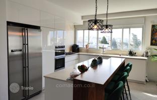 5-bedroom apartment 140 m² in Bat Yam for $1,330,000