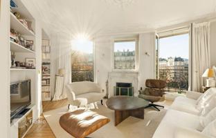Sunny four-room apartment in a historic building, 6th arrondissement of Paris, France for 1,570,000 €