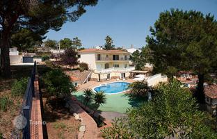 New villa with a pool and a large garden in a prestigious residential area, near the marina, the beach and the center of Lloret de Mar for 845,000 €