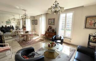 Three-bedroom apartment with a large terrace in Carre D'or, Nice, France for 1,300,000 €