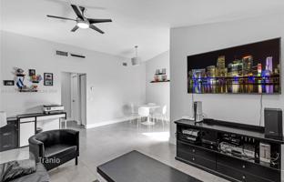 3-bedroom house 113 m² in Hialeah for $427,000