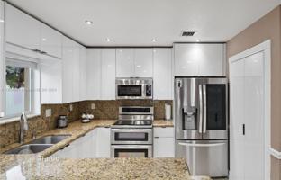4-bedroom house 245 m² in Miami for $752,000