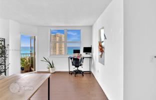 2-bedroom apartments in condo 118 m² in Hallandale Beach for $425,000