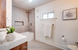 8-bedroom house in Rhodes Avenue for C$1,994,000