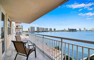 2-bedroom apartments in condo 118 m² in Sunny Isles Beach for $690,000