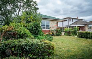 8-bedroom house in Etobicoke for C$1,210,000