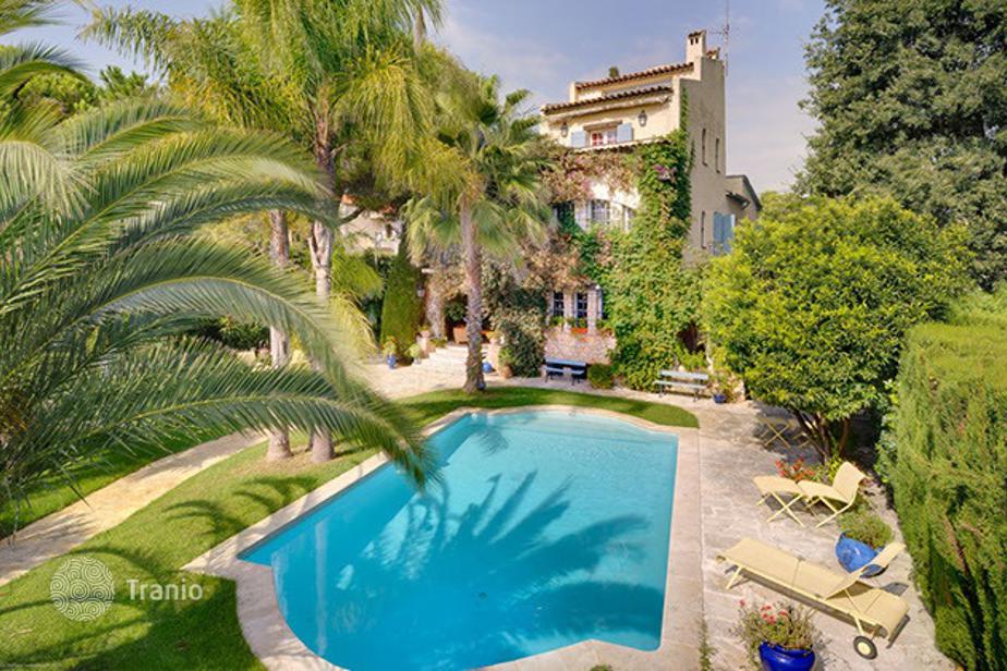 Villa in Juan-les-Pins, France for rent at 10,300 € per week — listing ...