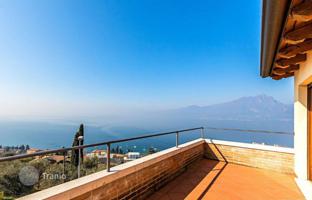 Renovated villa with pool and garden, near the lake, Torri del Benaco for 1,100,000 €