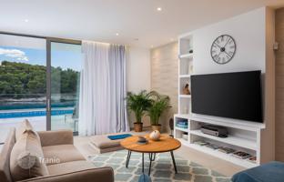 6-bedroom villa 244 m² in Splitska for 2,400,000 €