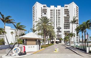2-bedroom apartments in condo 157 m² in Hallandale Beach for $695,000