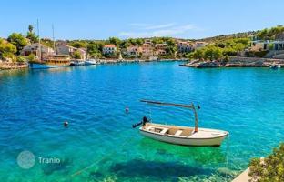 Land plot 1,370 m² in Sibenik-Knin for 690,000 €