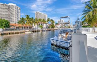 4-bedroom house 377 m² in North Miami Beach for $2,995,000