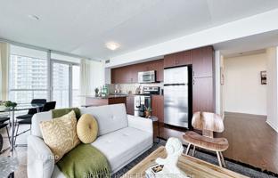 5-bedroom apartment in Lake Shore Boulevard West for C$915,000