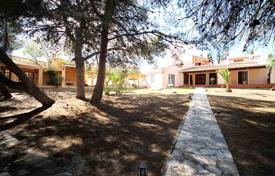 Spacious villa with a garden, a backyard, a pool, a relaxation area and a terrace, Torrevieja, Spain for 500,000 € Spacious villa with a garden, a backyard, a pool, a relaxation area and a terrace, Torrevieja, Spain for 500,000 €