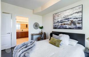 2-bedroom apartment in Lake Shore Boulevard West for C$1,066,000