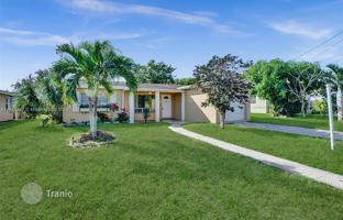 3-bedroom house 142 m² in Lauderdale Lakes for $390,000