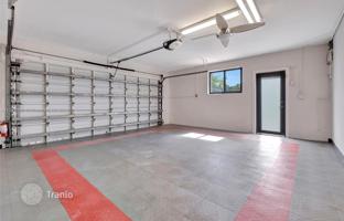 4-bedroom house 263 m² in West End for $950,000