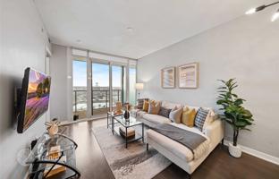 2-bedroom apartment in Etobicoke for C$910,000