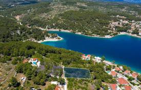 BRAČ ISLAND — Building land in a beautiful location 100 meters from the sea with a building permit! for 353,000 €