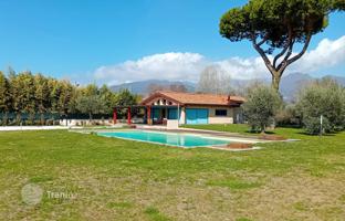 13-room cottage in Pietrasanta for 3,400,000 €