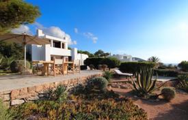 Villa with terraces overlooking the sea and islands, garden, pool and garage on the first line in a prestigious residence, in Ibiza for 11,000 € per week