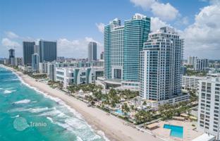 3-bedroom apartments in condo 258 m² in South Ocean Drive for $3,000,000