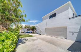 Modern cottage with a backyard, a terrace and a garage, Miami, USA for $1,149,000