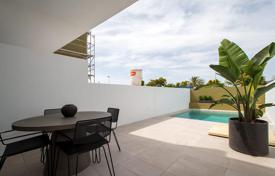 Corner terraced villa with 3 bedrooms, solarium and a spacious garden in Pilar de la Horadada for 428,000 €