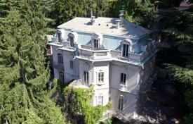 Houses for sale in Lake Como. Impressive Period Villa overlooking Lake Como Houses for sale in Lake Como. Impressive Period Villa overlooking Lake Como