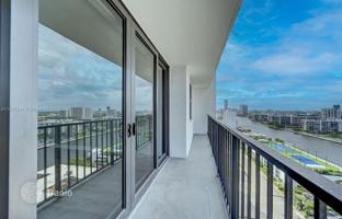 1-bedroom apartments in condo 93 m² in South Ocean Drive for $450,000