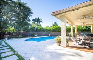 5-bedroom house 321 m² in West End for $950,000