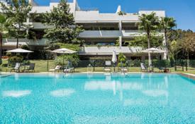 Fabulous south-facing first floor apartment in the gated development of Polo Gardens for 595,000 €