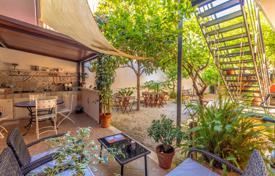 Two-storey well-kept house with a garden and a parking in the center of Noto, Sicily, Italy for 400,000 €