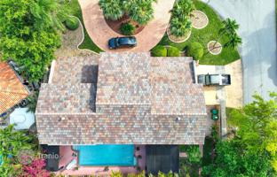 5-bedroom house 425 m² in West End for $1,200,000