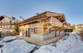 Chalet with a parking, 160 meters from the ski slopes, Megeve, Savoy, France for 3,600 € per week