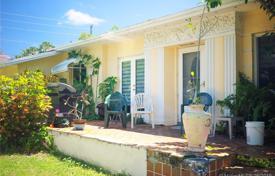 Cozy cottage with a plot, a parking and a terrace, Miami Beach, USA for $1,600,000
