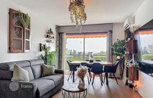 Two-bedroom renovated apartment with sea views, Antibes, Cote d'Azur, France for 300,000 €