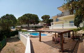 Houses for sale in Lloret de Mar. Three-level villa with a pool, a garden and a garage 300 meters from the sea, Costa Brava, Spain Houses for sale in Lloret de Mar. Three-level villa with a pool, a garden and a garage 300 meters from the sea, Costa Brava, Spain
