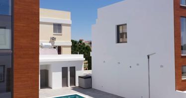 Complex of villas with a communal swimming pool, 2 minutes away from the beach, Larnaca, Cyprus