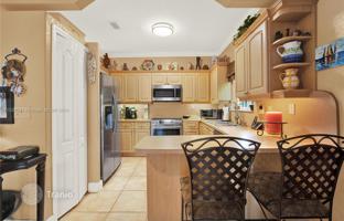 3-bedroom house 178 m² in West End for $729,000