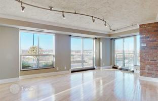 2-bedroom apartment in Lake Shore Boulevard West for C$1,052,000