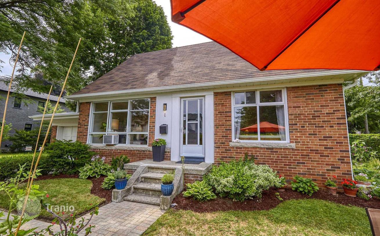 Townhome for sale in Etobicoke, Canada — listing 1886399