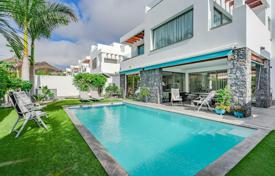 Magnificent villa with a swimming pool and a garage in Los Cristianos, Tenerife, Spain for 1,380,000 €