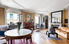 Apartments for sale in Paris. Paris 8th District – An elegant over 200 m² apartment in a prime location Apartments for sale in Paris. Paris 8th District – An elegant over 200 m² apartment in a prime location