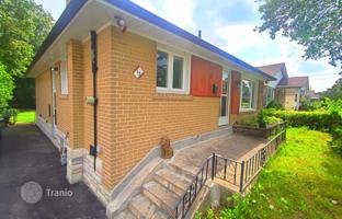 9-bedroom house in Etobicoke for C$1,386,000