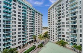 Condo – Collins Avenue, Miami, Florida,  USA for $748,000