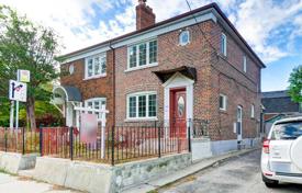 Terraced house – Woodbine Avenue, Toronto, Ontario,  Canada for C$1,039,000