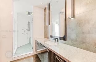 5-bedroom apartments in condo 473 m² in South Ocean Drive for $5,450,000