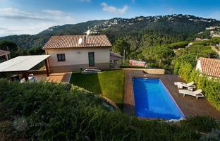 Furnished villa with a garden and a swimming pool near the beach, in one of the best and the quietest areas of Lloret de Mar, Spain for 786,000 €