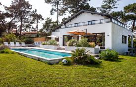 Stylish villa with a large garden and a swimming pool near the beach, Anglet, France for 7,800 € per week